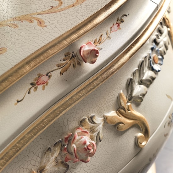 Velencei exkluzív komód díszítése